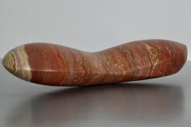 2021, gevleugeld nootje 2,  Iraans travertijn, 41x12,5x 8,5 cm