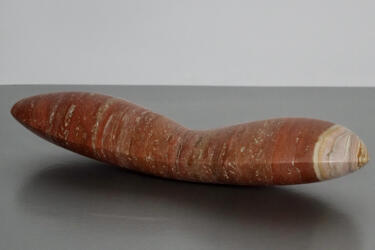 2021, gevleugeld nootje 2,  Iraans travertijn, 41x12,5x 8,5 cm