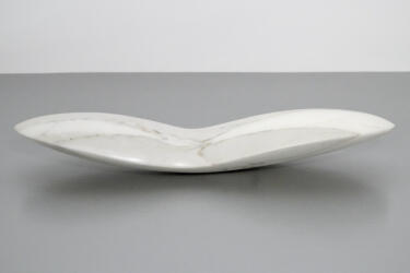 2021, gevleugeld nootje 1, marmer, 42x11x6 cm 