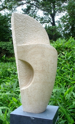 blackbird fly! 2007, Franse kalksteen, 28x16x50 cm te Kalmthout (B) zomer 2015                