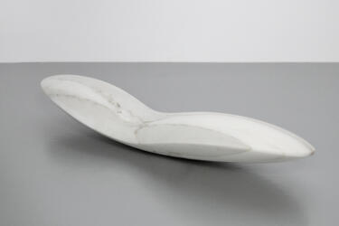 2021, gevleugeld nootje 1, marmer, 42x11x6 cm 