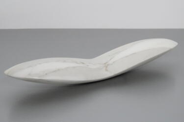 2021, gevleugeld nootje 1, marmer, 42x11x6 cm 