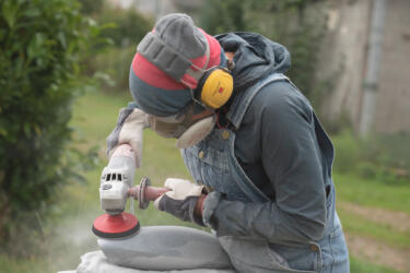 2021 Sculptor Jantien Kahn at work, Brittany (France)